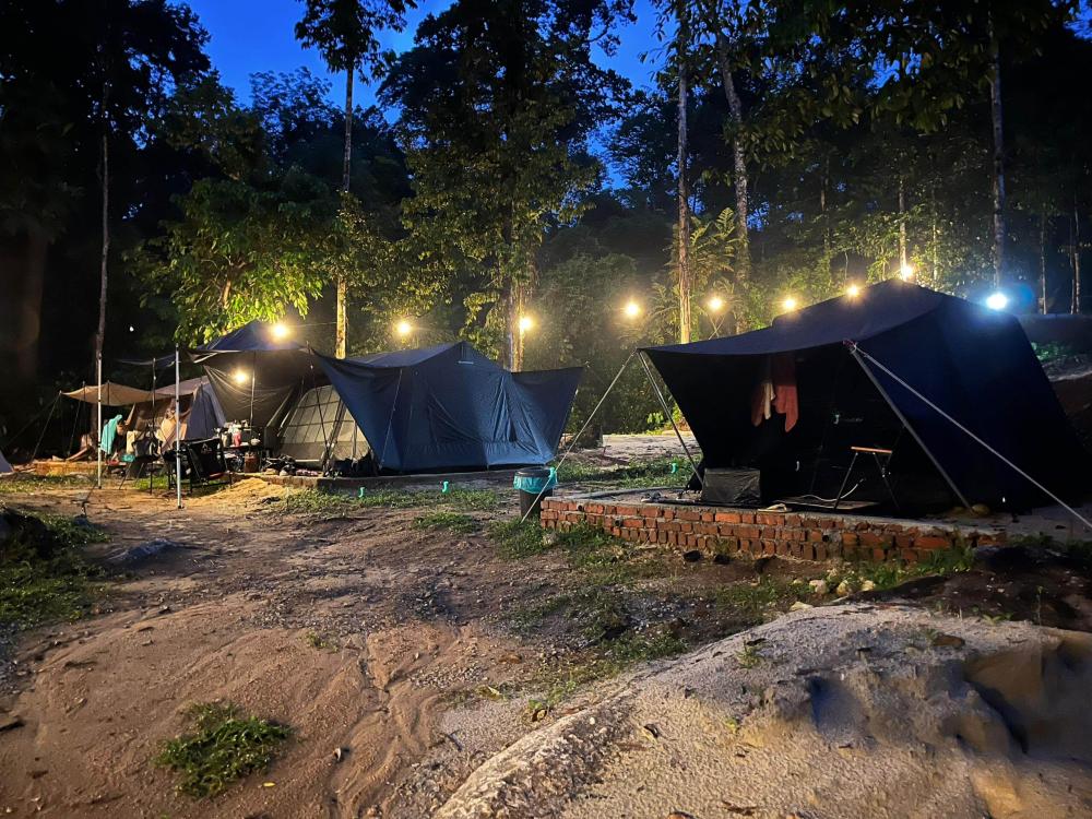 Seven Beret Campsite & Survival Village | Escabee.com